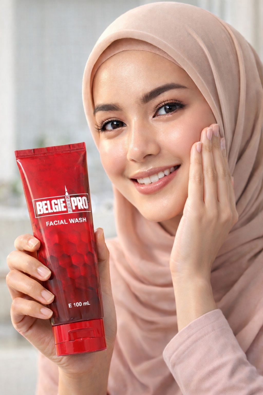 Model menggunakan Belgie Pro Facial Wash